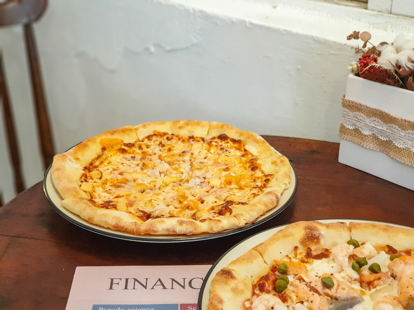 高雄美食||游李家-大塊鮭魚放進披薩裡，宛如家一般的手作披薩店||前金區