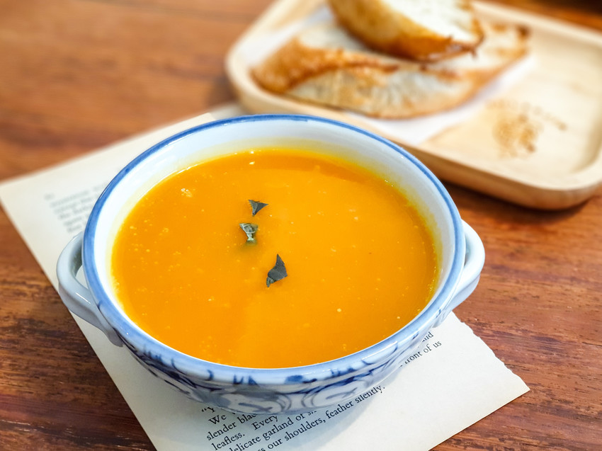 高雄美食||游李家-大塊鮭魚放進披薩裡，宛如家一般的手作披薩店||前金區