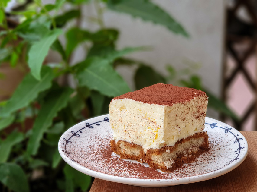 高雄美食||游李家-大塊鮭魚放進披薩裡，宛如家一般的手作披薩店||前金區