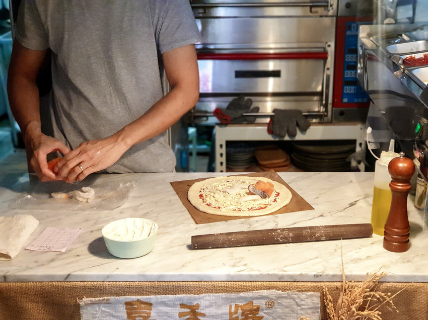 高雄美食||游李家-大塊鮭魚放進披薩裡，宛如家一般的手作披薩店||前金區