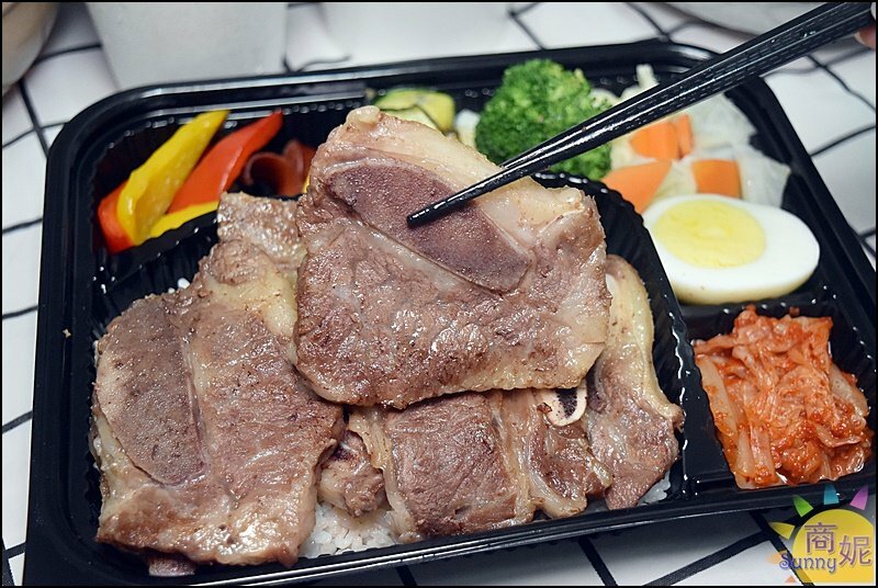 羊角燒肉食堂。這份量太浮誇!丼飯燒肉便當超爆量火鍋自取再送天使紅蝦.牡蠣人均不到200-商妮吃喝遊樂