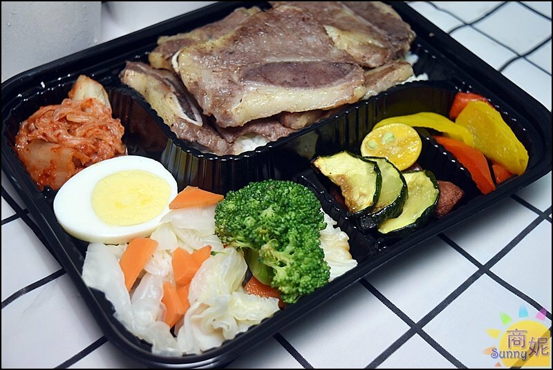羊角燒肉食堂。這份量太浮誇!丼飯燒肉便當超爆量火鍋自取再送天使紅蝦.牡蠣人均不到200-商妮吃喝遊樂