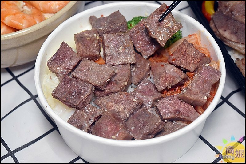 羊角燒肉食堂。這份量太浮誇!丼飯燒肉便當超爆量火鍋自取再送天使紅蝦.牡蠣人均不到200-商妮吃喝遊樂