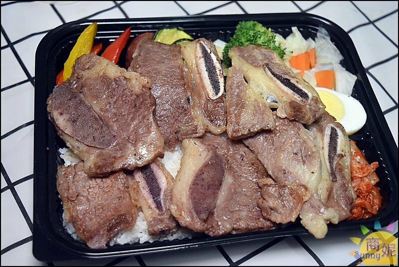 羊角燒肉食堂。這份量太浮誇!丼飯燒肉便當超爆量火鍋自取再送天使紅蝦.牡蠣人均不到200-商妮吃喝遊樂