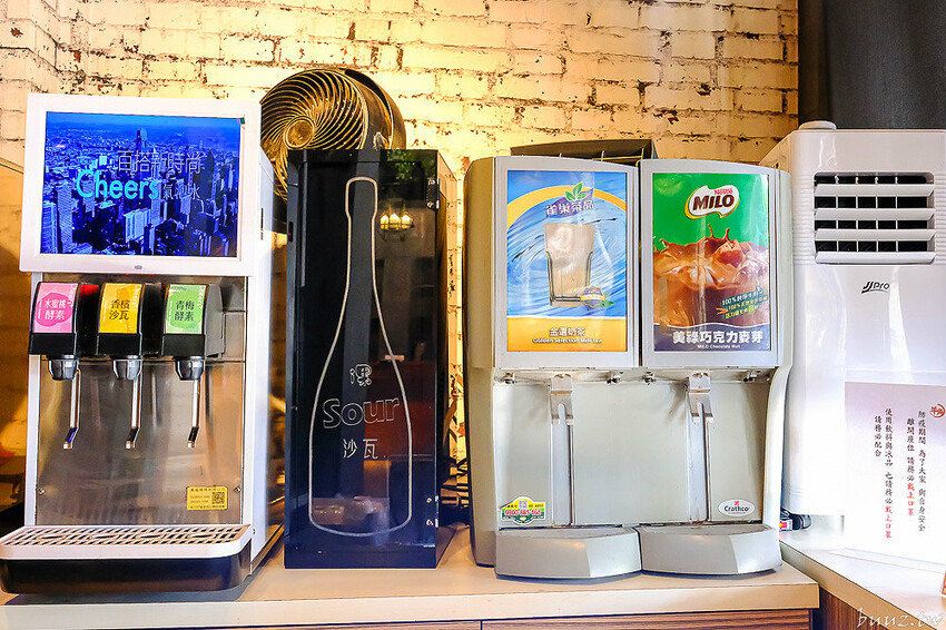 伊比利豬排、和牛、現撈泰國蝦，羊角炭火燒肉吃到飽，百種食材加冰淇淋通通吃到飽！