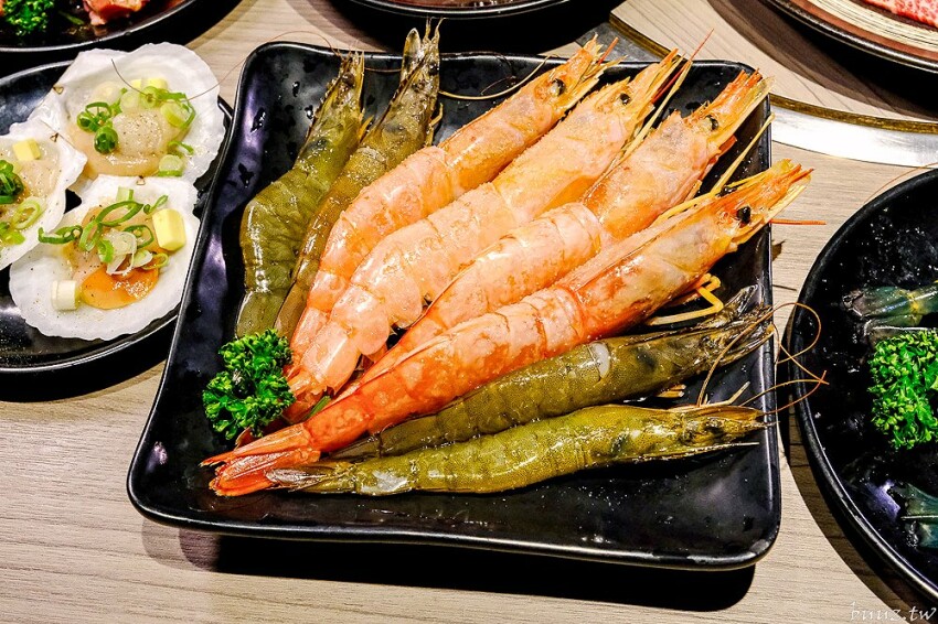炭火燒肉上百種食材吃到飽,羊角炭火燒肉猛點和牛、牛舌、紅蝦就夠本,生魚片、牡蠣也隨你吃!