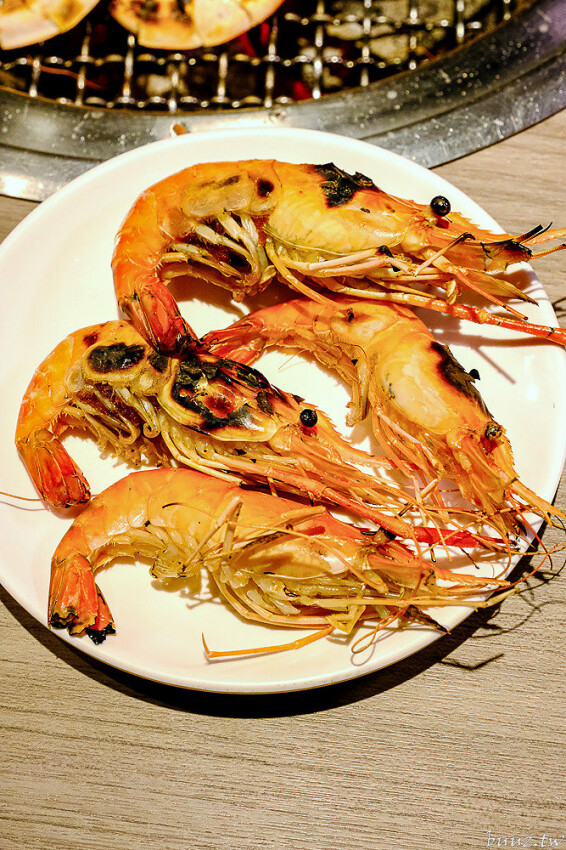 炭火燒肉上百種食材吃到飽,羊角炭火燒肉猛點和牛、牛舌、紅蝦就夠本,生魚片、牡蠣也隨你吃!