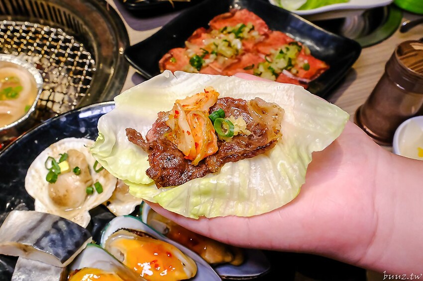 伊比利豬排、和牛、現撈泰國蝦，羊角炭火燒肉吃到飽，百種食材加冰淇淋通通吃到飽！