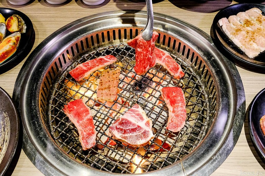 炭火燒肉上百種食材吃到飽,羊角炭火燒肉猛點和牛、牛舌、紅蝦就夠本,生魚片、牡蠣也隨你吃!
