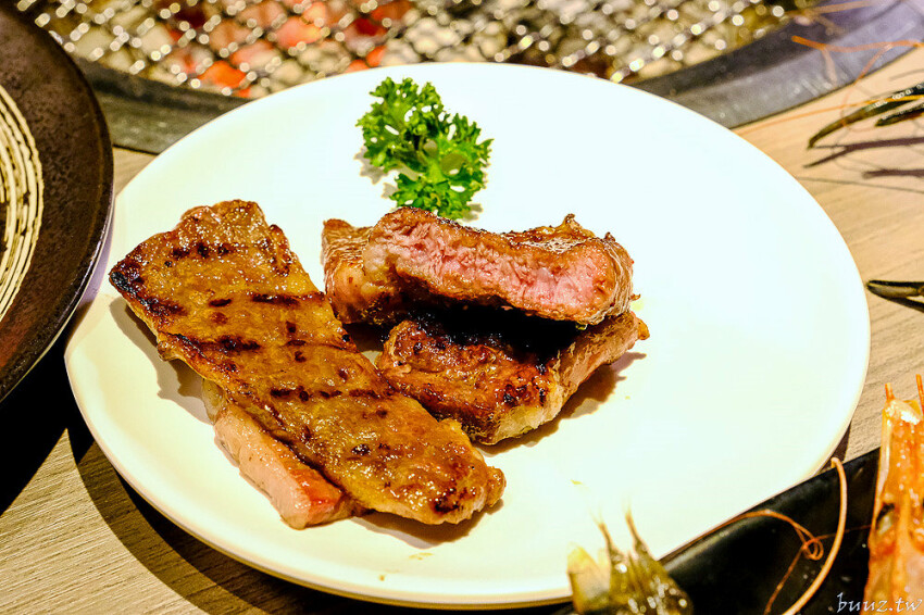 炭火燒肉上百種食材吃到飽,羊角炭火燒肉猛點和牛、牛舌、紅蝦就夠本,生魚片、牡蠣也隨你吃!