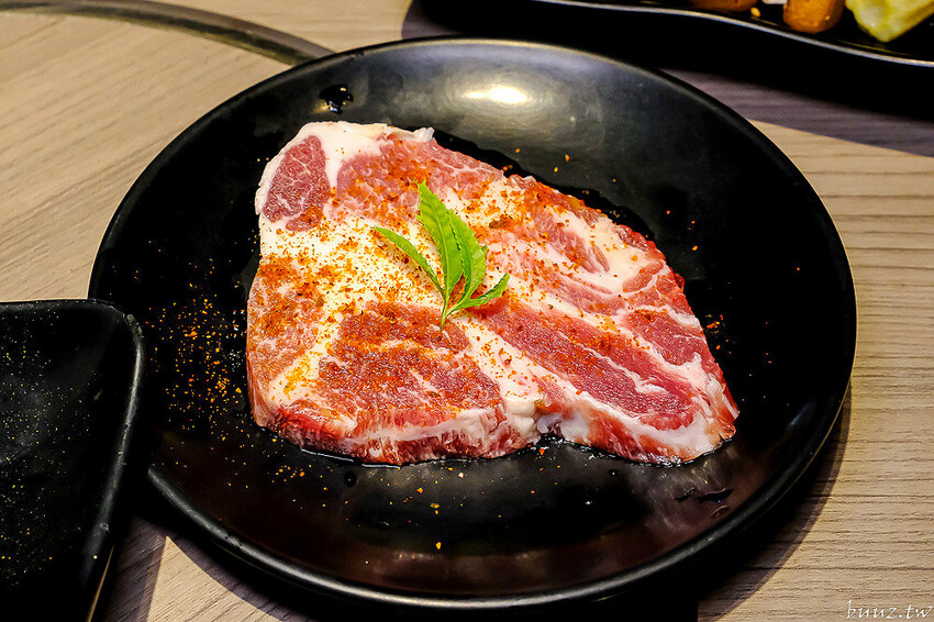 伊比利豬排、和牛、現撈泰國蝦，羊角炭火燒肉吃到飽，百種食材加冰淇淋通通吃到飽！