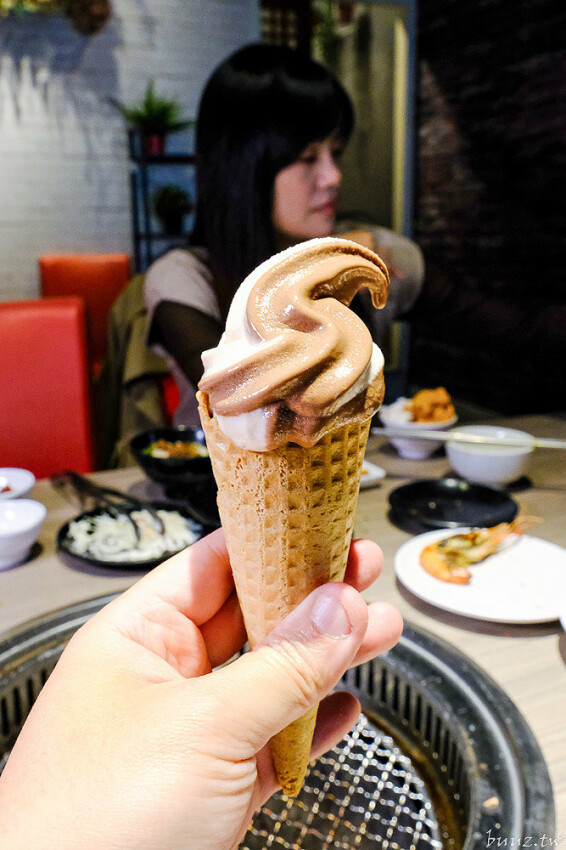 炭火燒肉上百種食材吃到飽,羊角炭火燒肉猛點和牛、牛舌、紅蝦就夠本,生魚片、牡蠣也隨你吃!