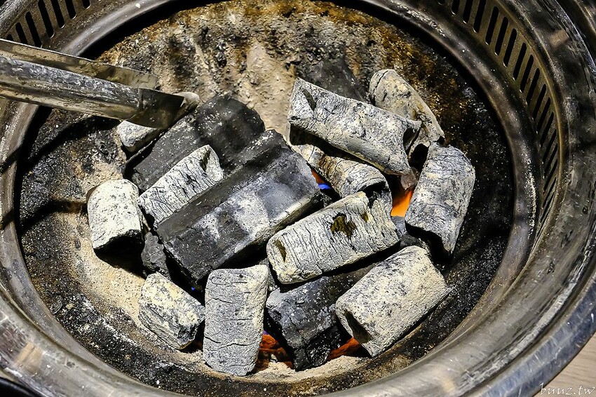 伊比利豬排、和牛、現撈泰國蝦，羊角炭火燒肉吃到飽，百種食材加冰淇淋通通吃到飽！