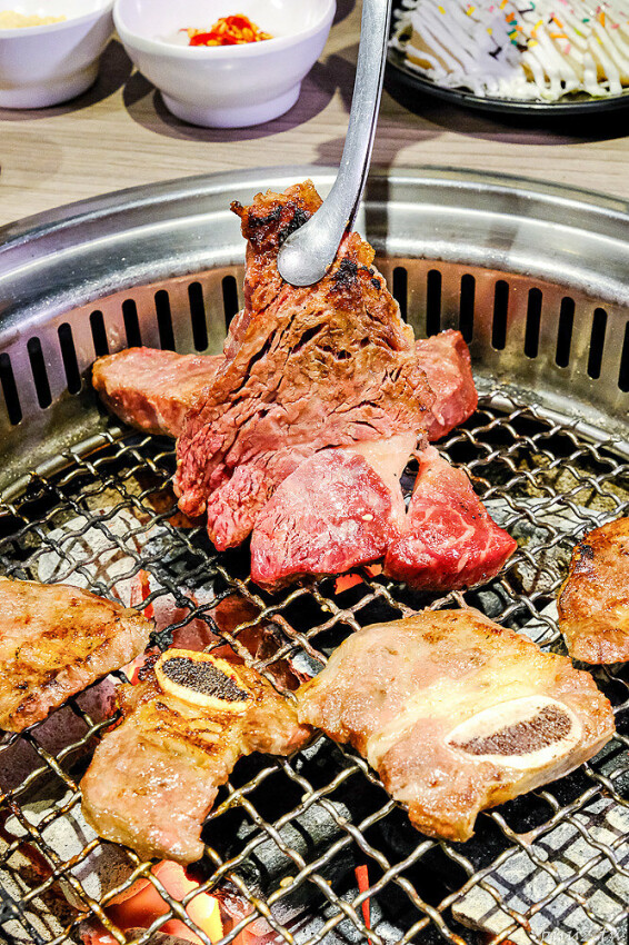 炭火燒肉上百種食材吃到飽,羊角炭火燒肉猛點和牛、牛舌、紅蝦就夠本,生魚片、牡蠣也隨你吃!