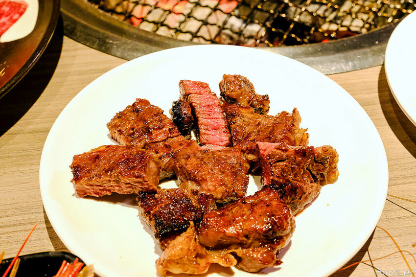 炭火燒肉上百種食材吃到飽,羊角炭火燒肉猛點和牛、牛舌、紅蝦就夠本,生魚片、牡蠣也隨你吃!