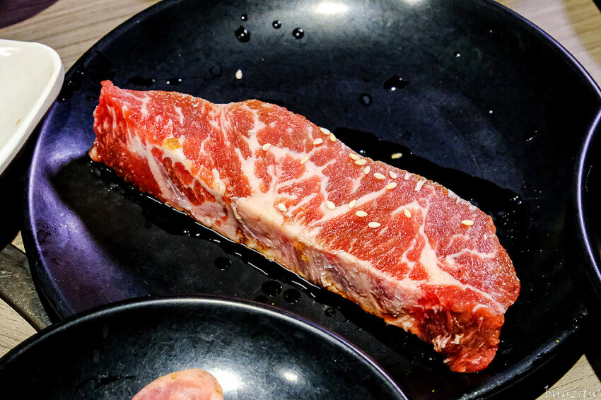 炭火燒肉上百種食材吃到飽,羊角炭火燒肉猛點和牛、牛舌、紅蝦就夠本,生魚片、牡蠣也隨你吃!