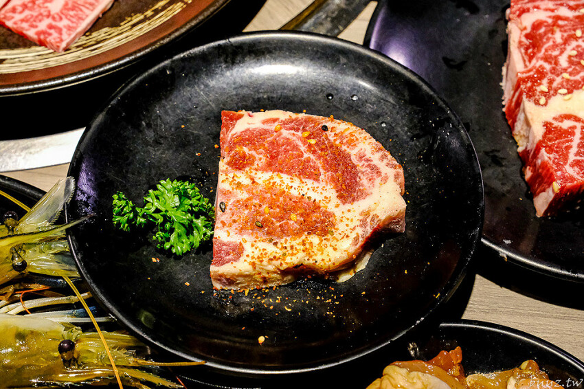 炭火燒肉上百種食材吃到飽,羊角炭火燒肉猛點和牛、牛舌、紅蝦就夠本,生魚片、牡蠣也隨你吃!