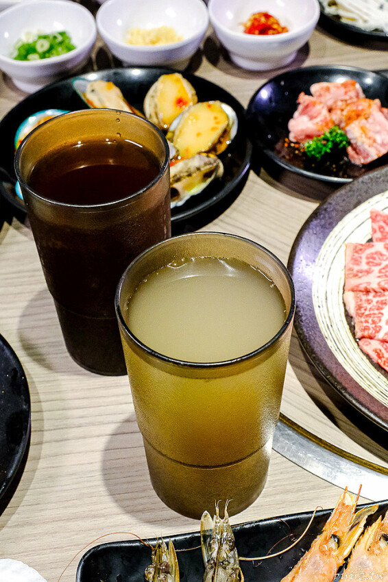 炭火燒肉上百種食材吃到飽,羊角炭火燒肉猛點和牛、牛舌、紅蝦就夠本,生魚片、牡蠣也隨你吃!