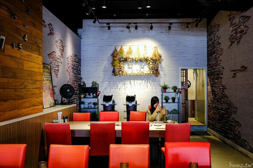 炭火燒肉上百種食材吃到飽,羊角炭火燒肉猛點和牛、牛舌、紅蝦就夠本,生魚片、牡蠣也隨你吃!