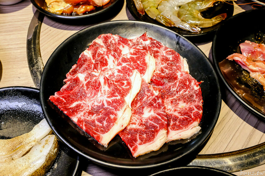 伊比利豬排、和牛、現撈泰國蝦，羊角炭火燒肉吃到飽，百種食材加冰淇淋通通吃到飽！