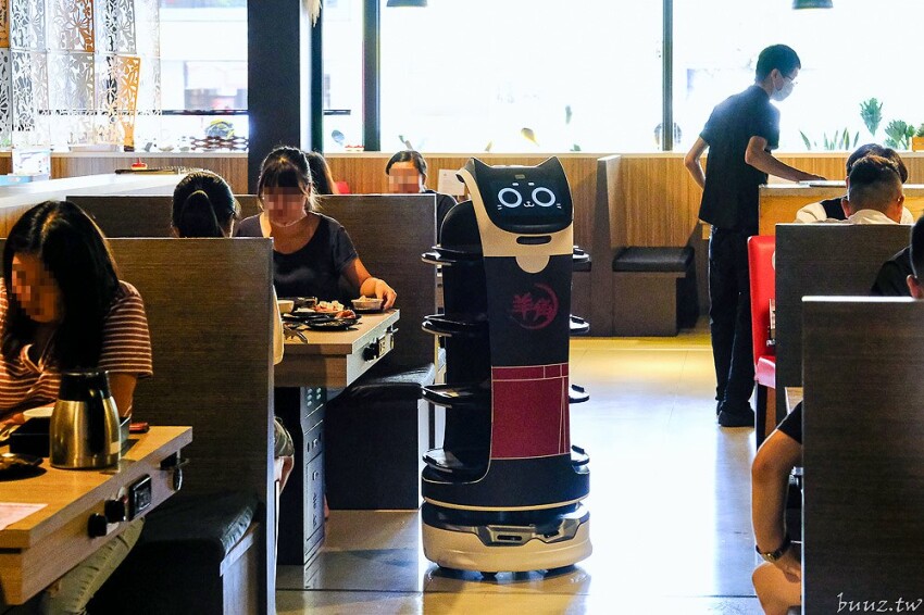 炭火燒肉上百種食材吃到飽,羊角炭火燒肉猛點和牛、牛舌、紅蝦就夠本,生魚片、牡蠣也隨你吃!