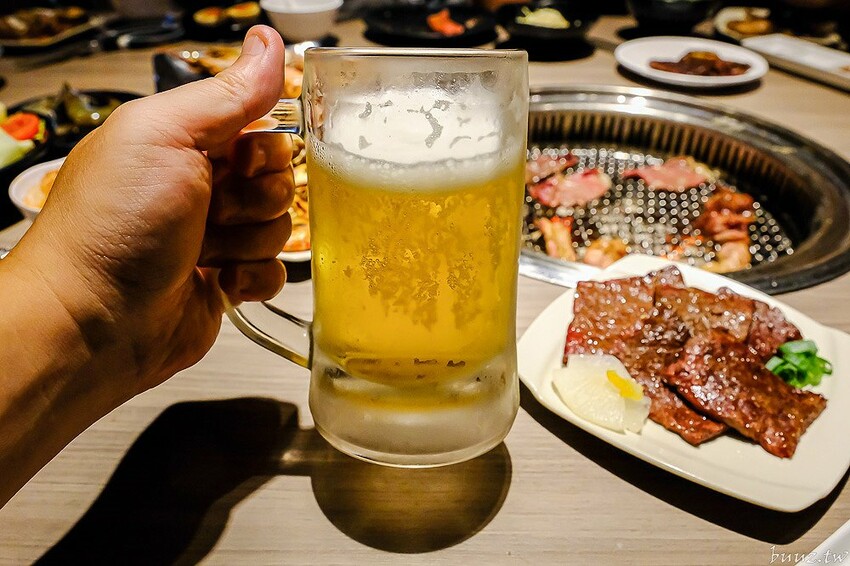 伊比利豬排、和牛、現撈泰國蝦，羊角炭火燒肉吃到飽，百種食材加冰淇淋通通吃到飽！