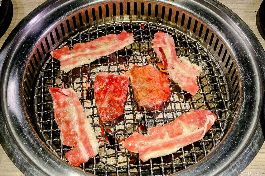 炭火燒肉上百種食材吃到飽,羊角炭火燒肉猛點和牛、牛舌、紅蝦就夠本,生魚片、牡蠣也隨你吃!