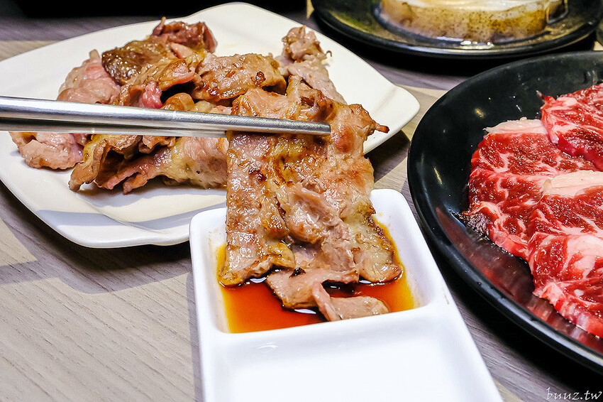 伊比利豬排、和牛、現撈泰國蝦，羊角炭火燒肉吃到飽，百種食材加冰淇淋通通吃到飽！