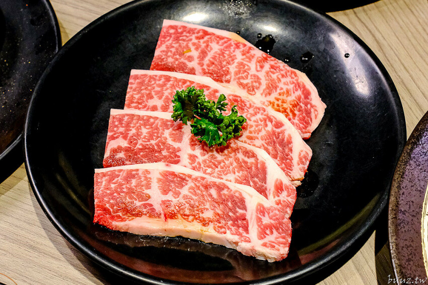 炭火燒肉上百種食材吃到飽,羊角炭火燒肉猛點和牛、牛舌、紅蝦就夠本,生魚片、牡蠣也隨你吃!