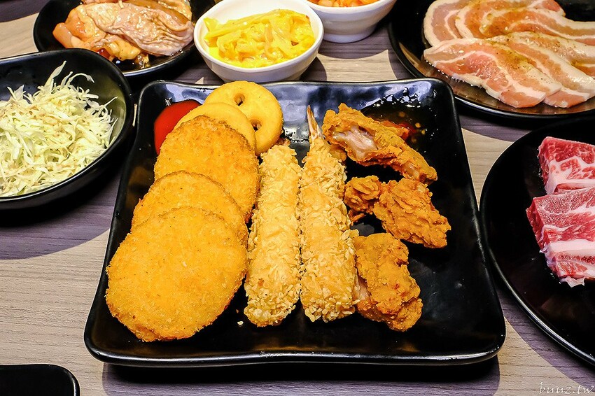 伊比利豬排、和牛、現撈泰國蝦，羊角炭火燒肉吃到飽，百種食材加冰淇淋通通吃到飽！