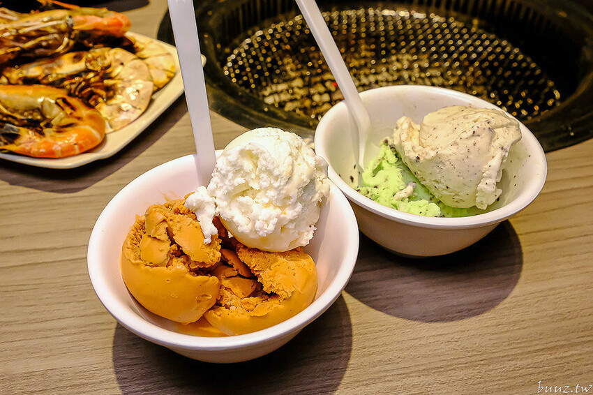 伊比利豬排、和牛、現撈泰國蝦，羊角炭火燒肉吃到飽，百種食材加冰淇淋通通吃到飽！