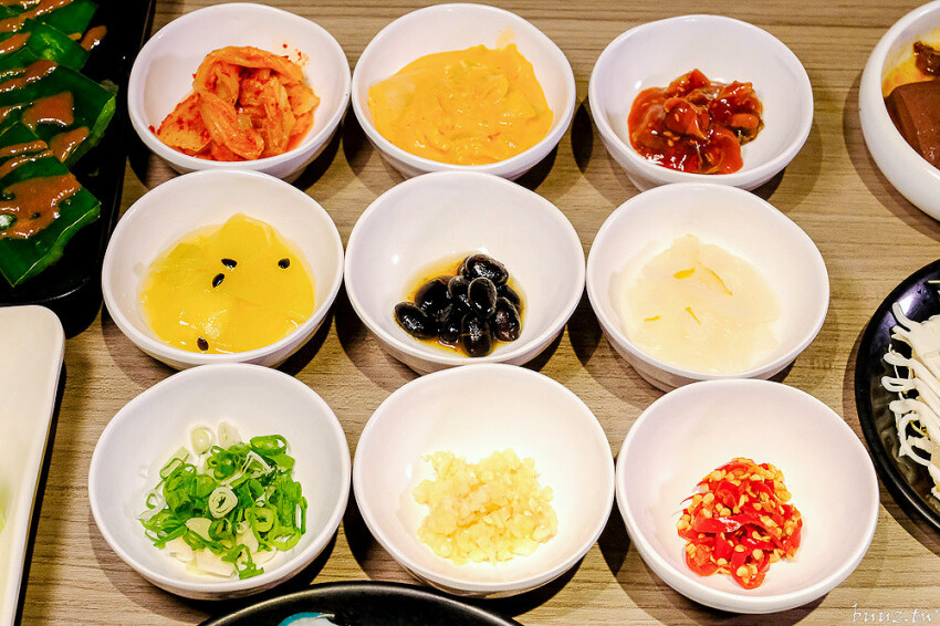 炭火燒肉上百種食材吃到飽,羊角炭火燒肉猛點和牛、牛舌、紅蝦就夠本,生魚片、牡蠣也隨你吃!