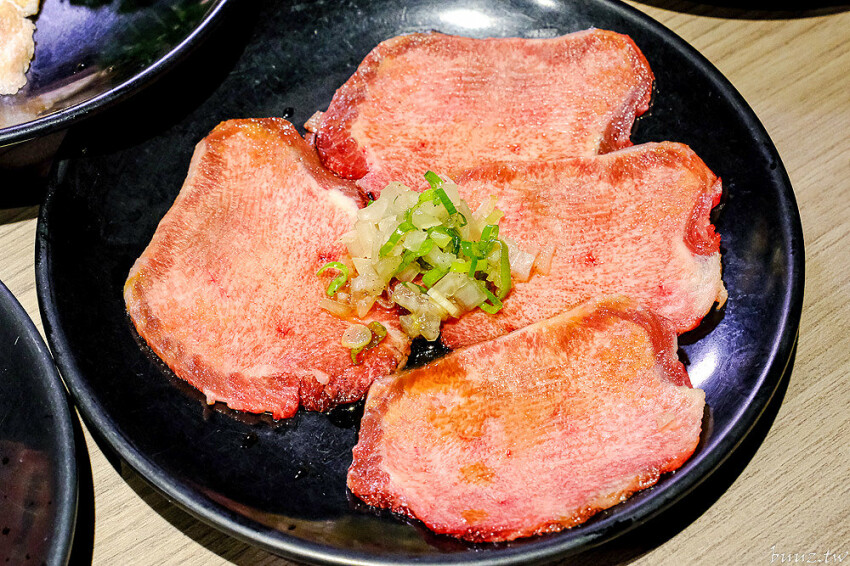 炭火燒肉上百種食材吃到飽,羊角炭火燒肉猛點和牛、牛舌、紅蝦就夠本,生魚片、牡蠣也隨你吃!