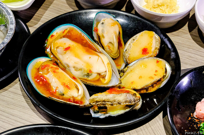 炭火燒肉上百種食材吃到飽,羊角炭火燒肉猛點和牛、牛舌、紅蝦就夠本,生魚片、牡蠣也隨你吃!