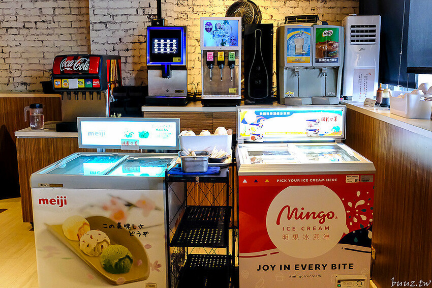 伊比利豬排、和牛、現撈泰國蝦，羊角炭火燒肉吃到飽，百種食材加冰淇淋通通吃到飽！