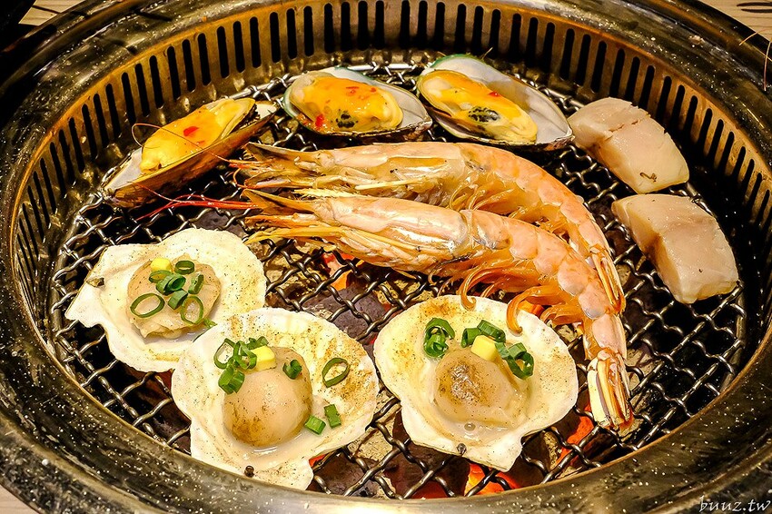 伊比利豬排、和牛、現撈泰國蝦，羊角炭火燒肉吃到飽，百種食材加冰淇淋通通吃到飽！