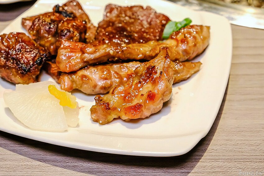 伊比利豬排、和牛、現撈泰國蝦，羊角炭火燒肉吃到飽，百種食材加冰淇淋通通吃到飽！