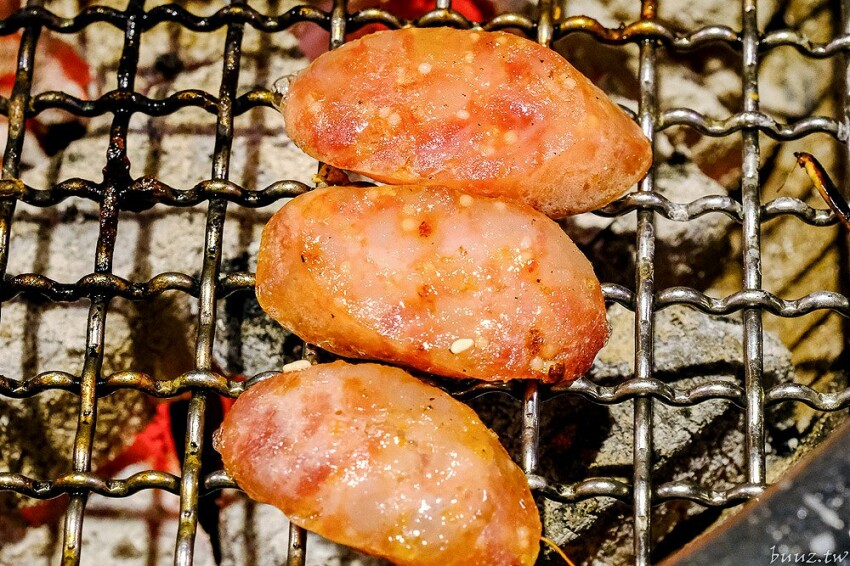 炭火燒肉上百種食材吃到飽,羊角炭火燒肉猛點和牛、牛舌、紅蝦就夠本,生魚片、牡蠣也隨你吃!