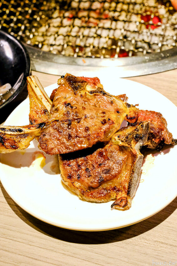 炭火燒肉上百種食材吃到飽,羊角炭火燒肉猛點和牛、牛舌、紅蝦就夠本,生魚片、牡蠣也隨你吃!