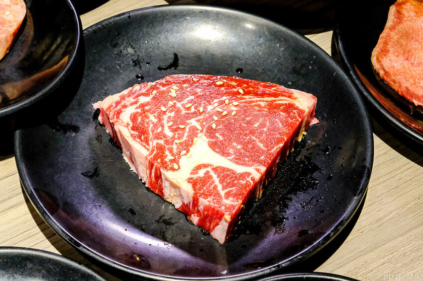 炭火燒肉上百種食材吃到飽,羊角炭火燒肉猛點和牛、牛舌、紅蝦就夠本,生魚片、牡蠣也隨你吃!