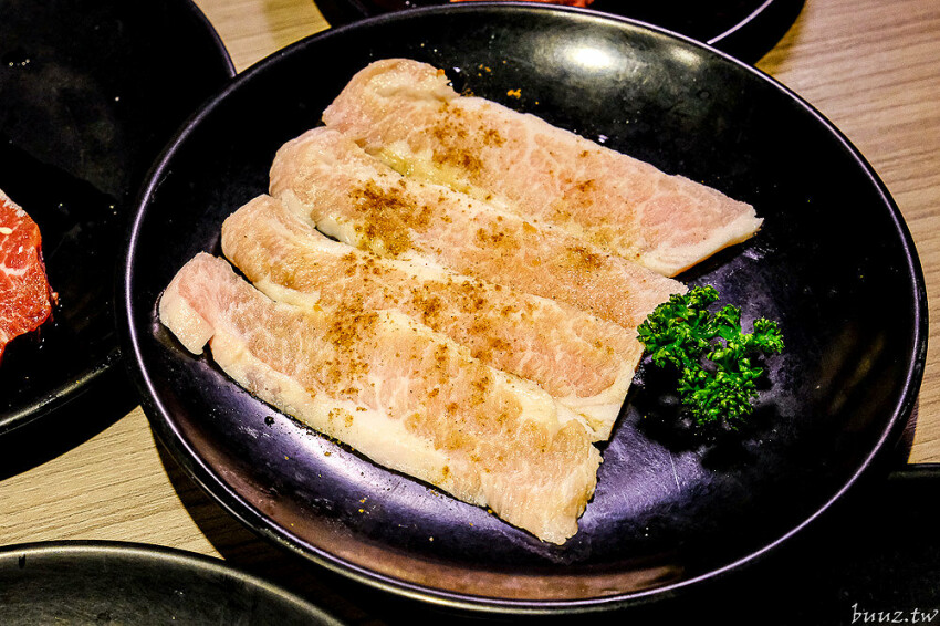 炭火燒肉上百種食材吃到飽,羊角炭火燒肉猛點和牛、牛舌、紅蝦就夠本,生魚片、牡蠣也隨你吃!