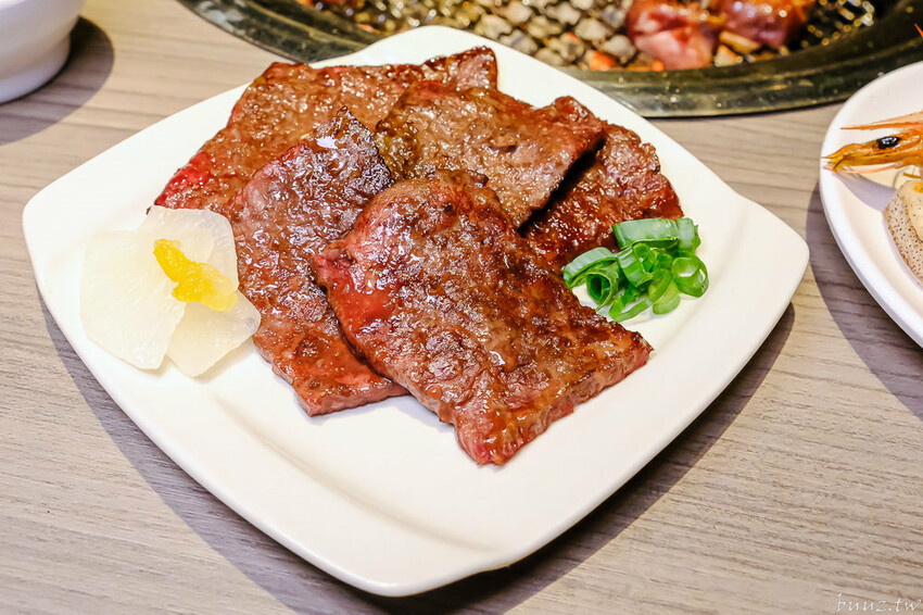 伊比利豬排、和牛、現撈泰國蝦，羊角炭火燒肉吃到飽，百種食材加冰淇淋通通吃到飽！