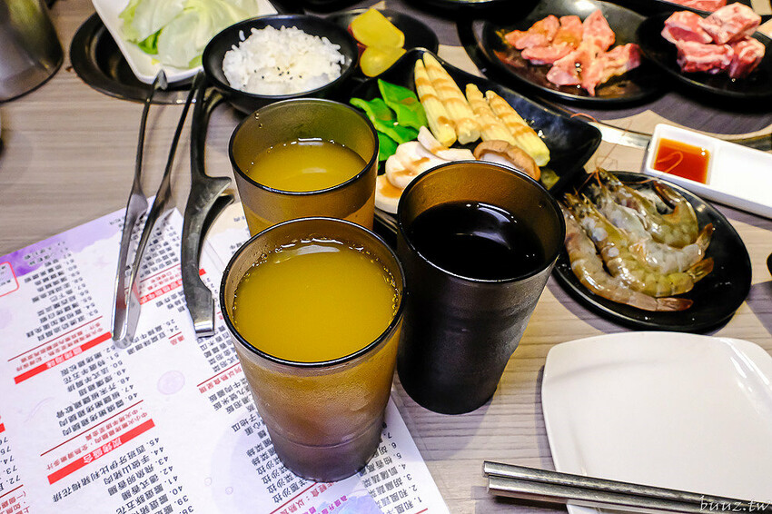 伊比利豬排、和牛、現撈泰國蝦，羊角炭火燒肉吃到飽，百種食材加冰淇淋通通吃到飽！