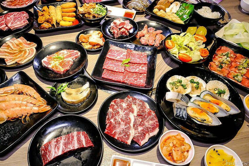 伊比利豬排、和牛、現撈泰國蝦，羊角炭火燒肉吃到飽，百種食材加冰淇淋通通吃到飽！