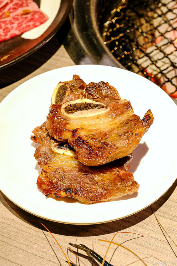 炭火燒肉上百種食材吃到飽,羊角炭火燒肉猛點和牛、牛舌、紅蝦就夠本,生魚片、牡蠣也隨你吃!