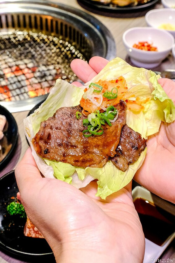 炭火燒肉上百種食材吃到飽,羊角炭火燒肉猛點和牛、牛舌、紅蝦就夠本,生魚片、牡蠣也隨你吃!