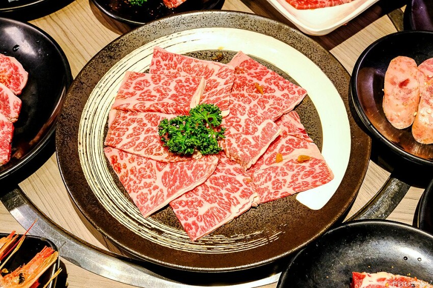 炭火燒肉上百種食材吃到飽,羊角炭火燒肉猛點和牛、牛舌、紅蝦就夠本,生魚片、牡蠣也隨你吃!