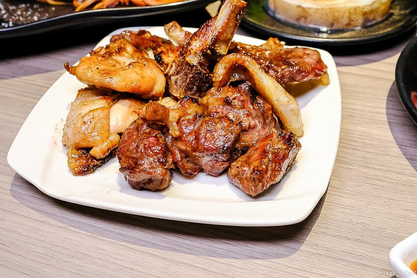 伊比利豬排、和牛、現撈泰國蝦，羊角炭火燒肉吃到飽，百種食材加冰淇淋通通吃到飽！