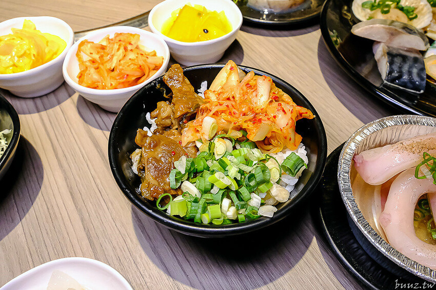 伊比利豬排、和牛、現撈泰國蝦，羊角炭火燒肉吃到飽，百種食材加冰淇淋通通吃到飽！