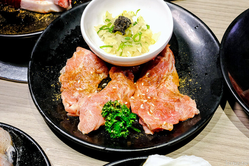 炭火燒肉上百種食材吃到飽,羊角炭火燒肉猛點和牛、牛舌、紅蝦就夠本,生魚片、牡蠣也隨你吃!